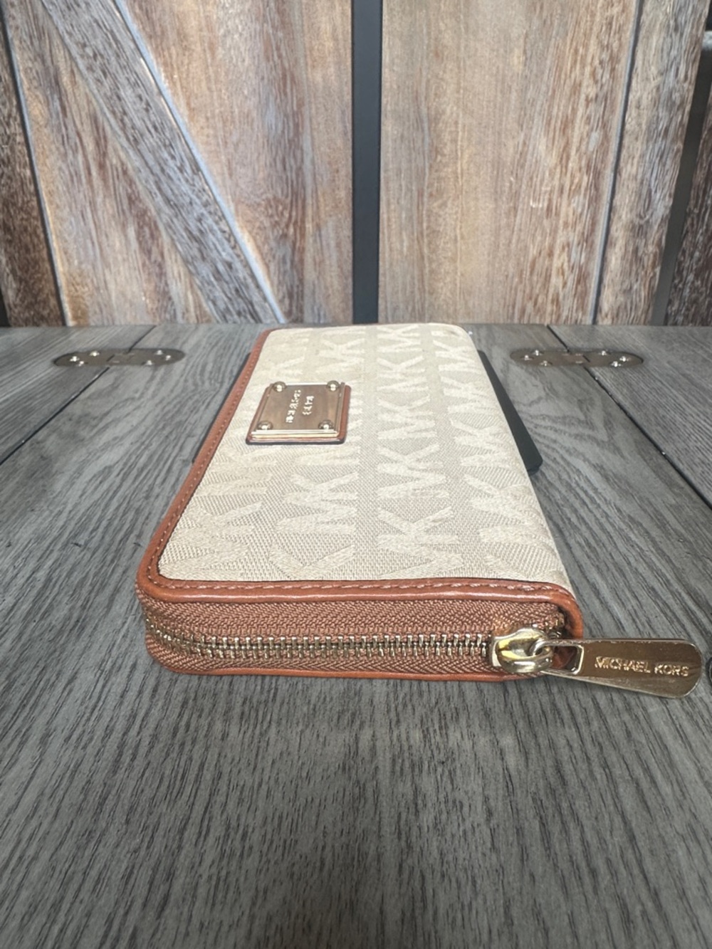 Michael Kors Jet Set Continental Zip Around Wallet with Gold Hardware - Picture 3 of 12